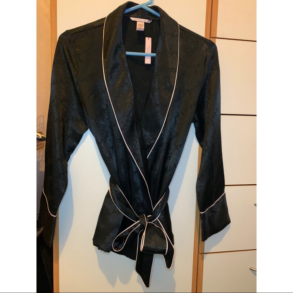 NWT Victoria’s Secret Logo Satin Wrap. Size XS